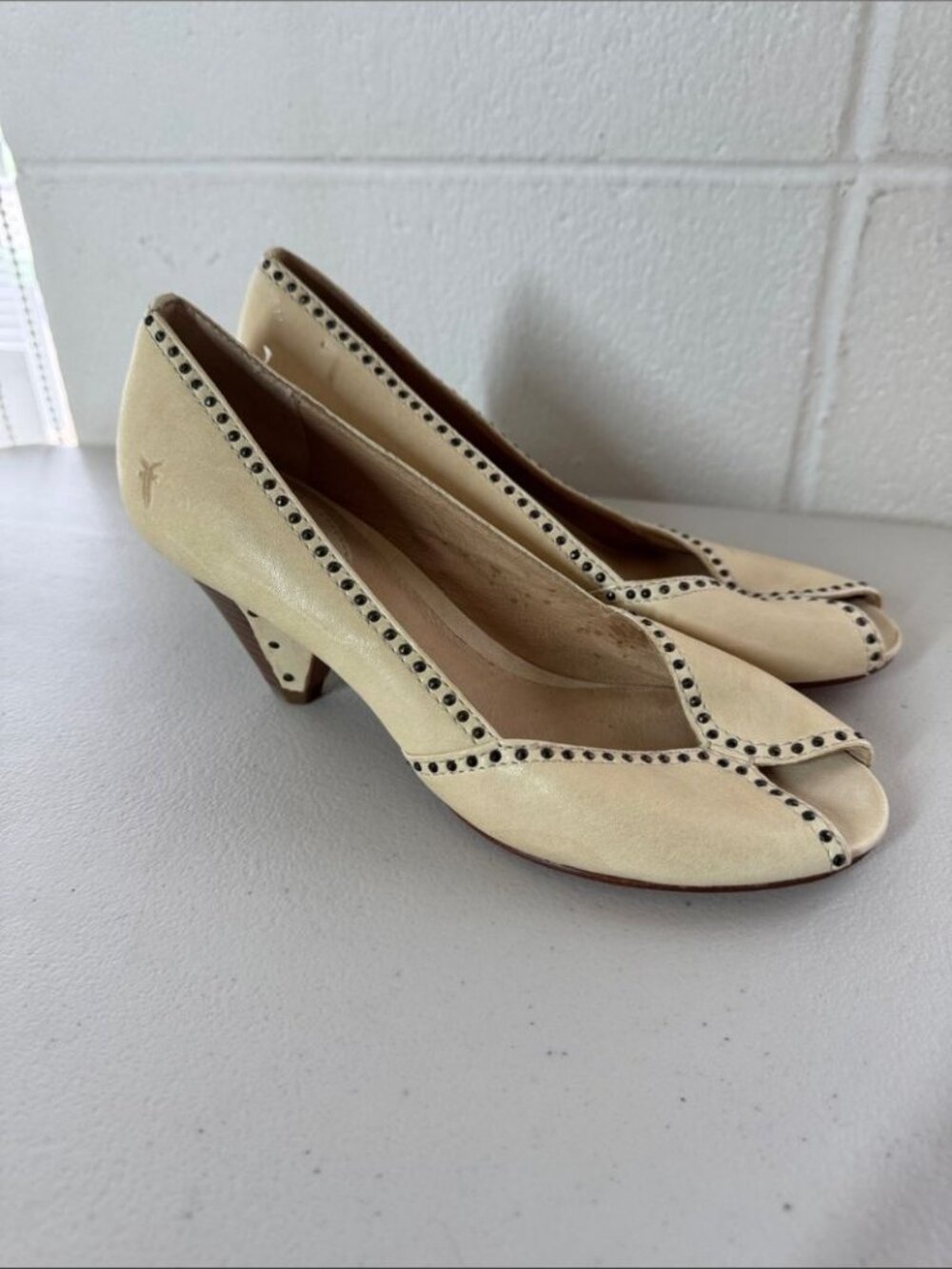 Frye Ivory Studded Peep Toe Low Heel Retro Size 8 Leather Boho Cottagecore - Picture 3 of 14